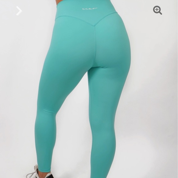 Tier Activewear Set - Picture 4 of 6